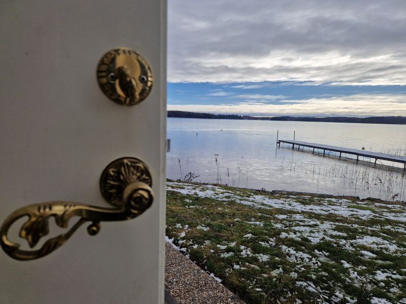 Offene Tür mit Blick auf den See im Hotel Toftastrand