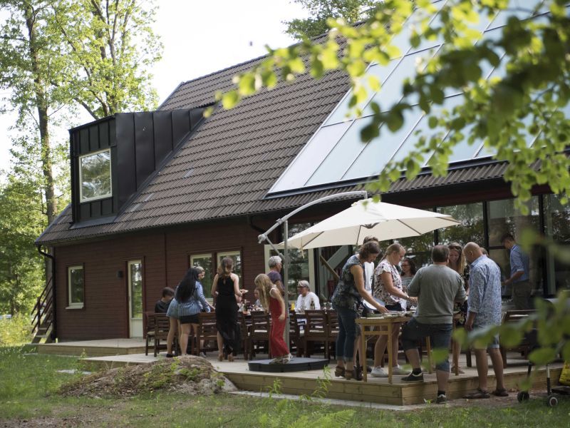 Gäste auf der Terrasse des Hotels Toftastrand